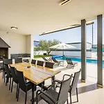 Βίλα In With Heated Pool And Whirlpool