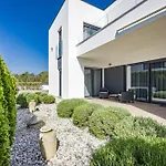 Βίλα In With Heated Pool And Whirlpool Πούλα