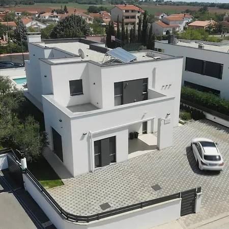 In With Heated Pool And Whirlpool Pula