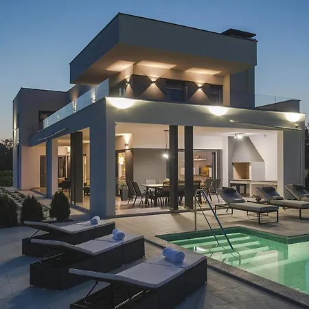 Villa In With Heated Pool And Whirlpool *