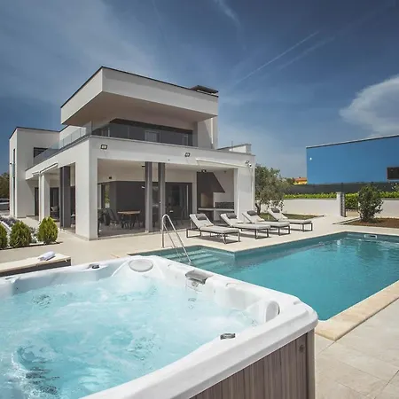 In With Heated Pool And Whirlpool Villa Pula