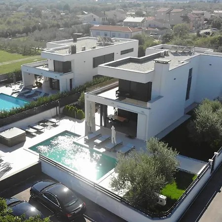 In With Heated Pool And Whirlpool Villa Pula