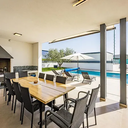 Vila In With Heated Pool And Whirlpool