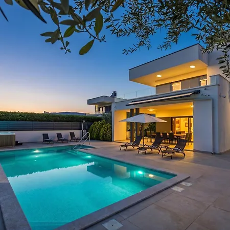 Βίλα In With Heated Pool And Whirlpool *