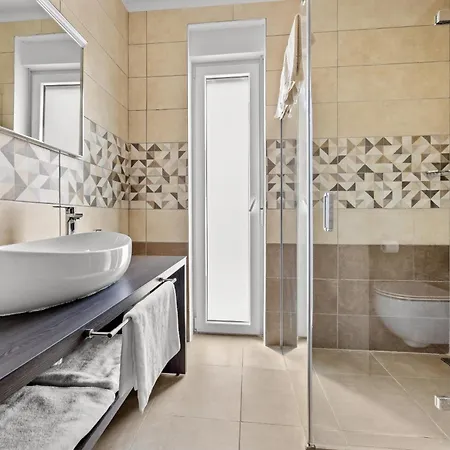 Vila In With Heated Pool And Whirlpool
