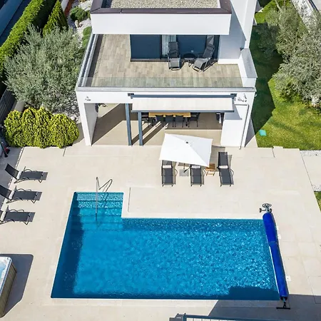In With Heated Pool And Whirlpool Vila