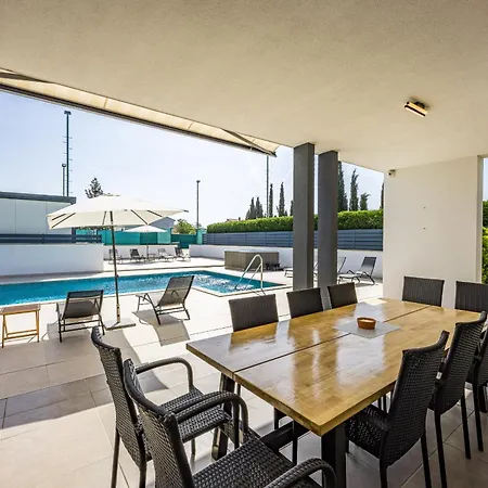 In With Heated Pool And Whirlpool Vila