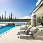 In With Heated Pool And Whirlpool Pula