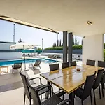 In With Heated Pool And Whirlpool Villa