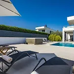 Villa In With Heated Pool And Whirlpool *