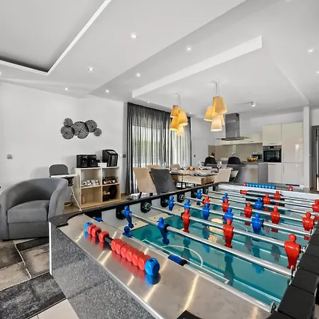 Villa In With Heated Pool And Whirlpool Pola