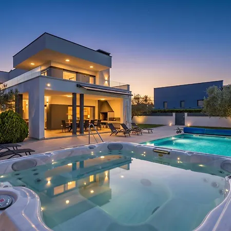 Villa In With Heated Pool And Whirlpool Pula