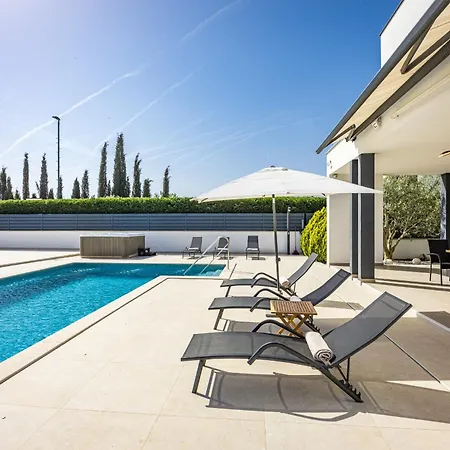 In With Heated Pool And Whirlpool Pola