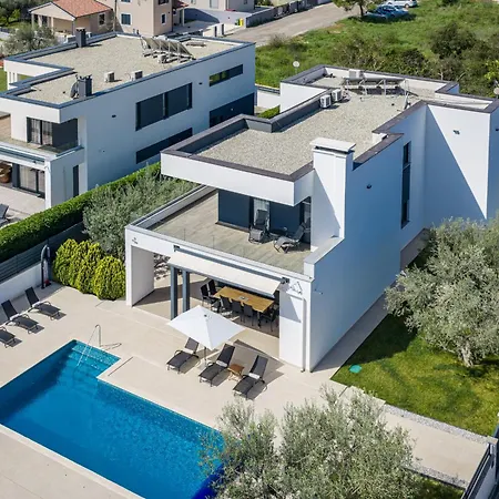 Villa In With Heated Pool And Whirlpool Pola