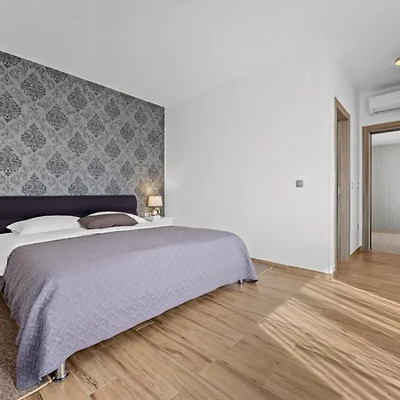 In With Heated Pool And Whirlpool Vila *