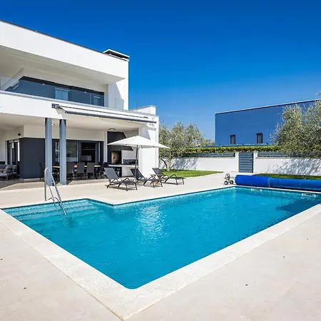 In With Heated Pool And Whirlpool Pola