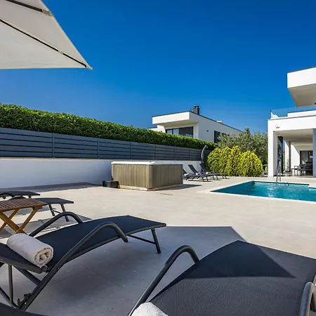 Vila In With Heated Pool And Whirlpool *