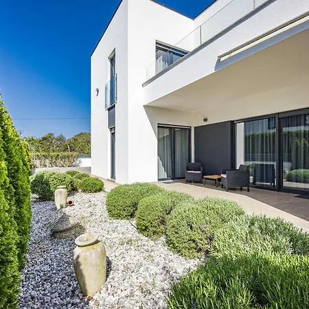 Villa In With Heated Pool And Whirlpool Pola
