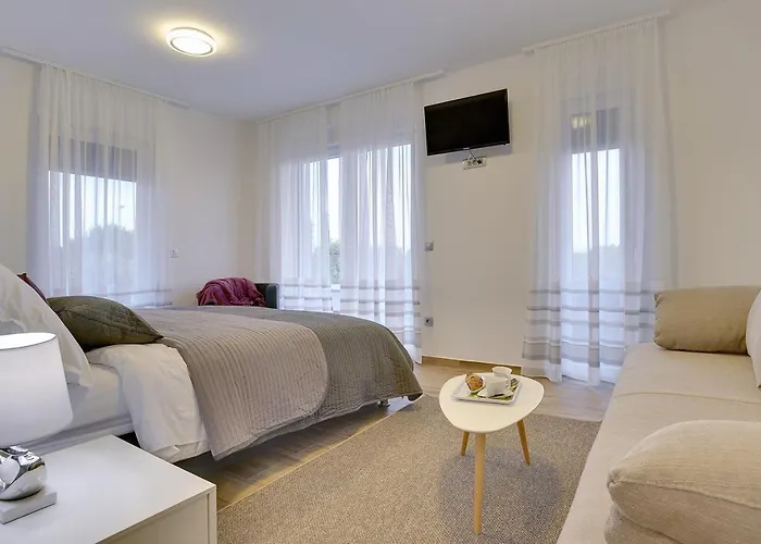 In With Heated Pool And Whirlpool Villa Pula