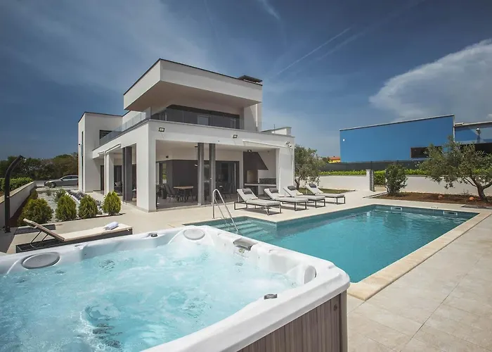 In With Heated Pool And Whirlpool Villa Pula