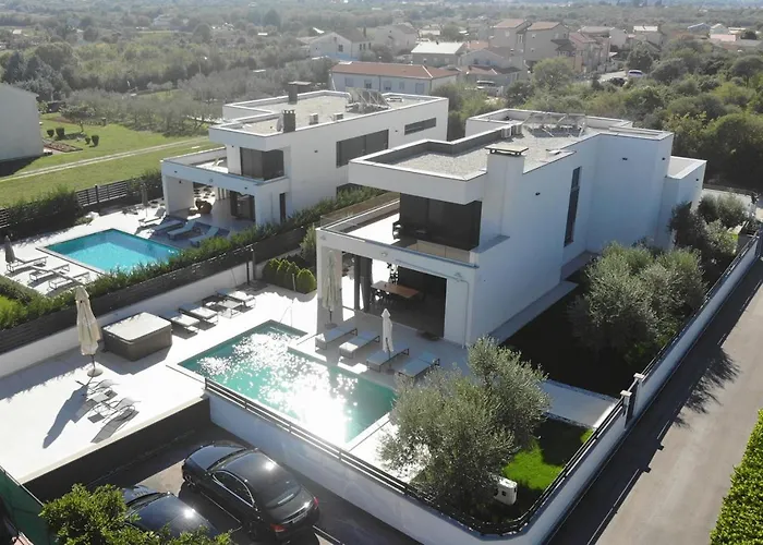 In With Heated Pool And Whirlpool Villa Pula